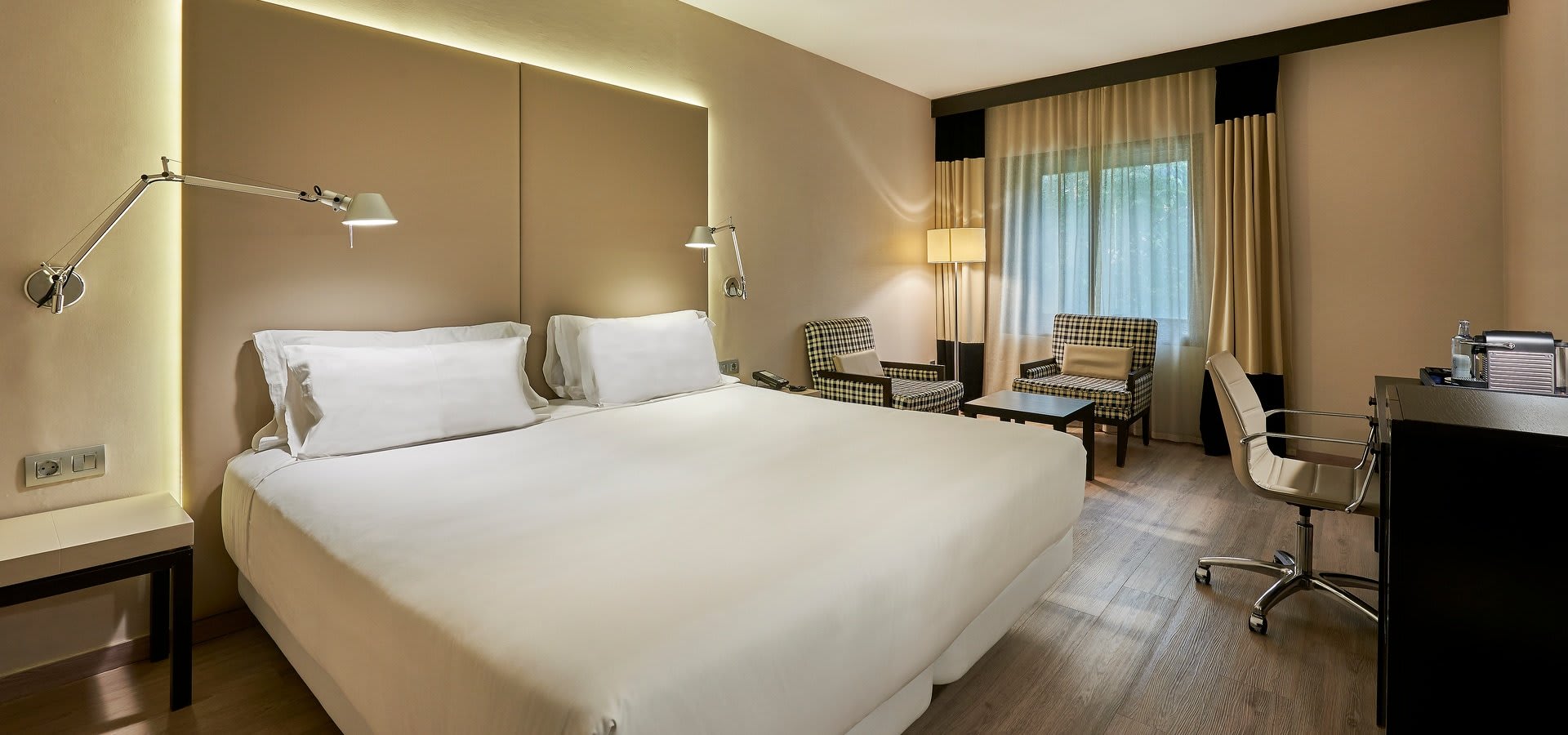Guest room at Hotel NH Pirineos